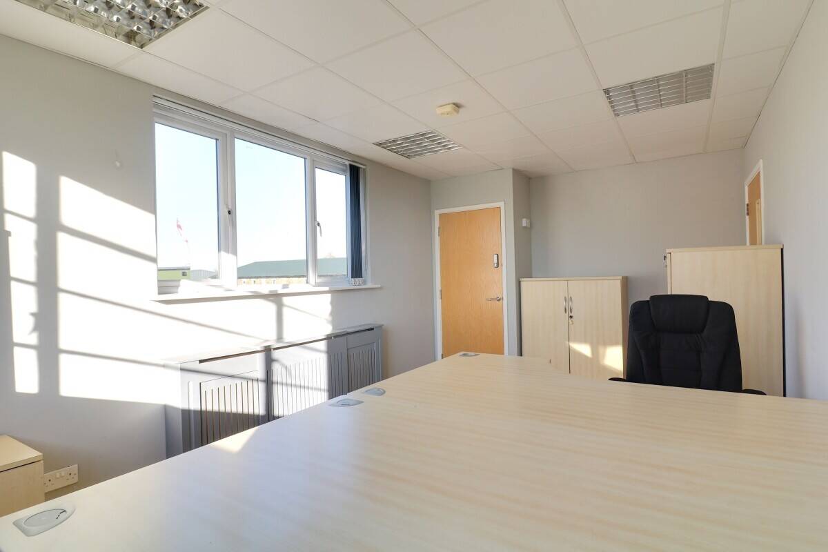 SERVICED OFFICE - 183 SQ.FT. Photo 3