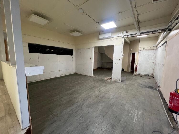 Prime Three Storey Commercial Property in Bristol, Ideal for Retail and Storage Photo 3