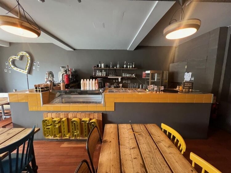 Former Cafe Space, Fully Fitted and Centrally Located in Clevedon Somerset for Rent Photo 3