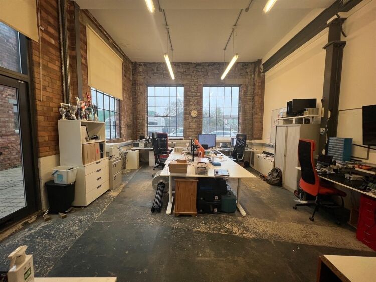 Ground Floor Commercial Studio in Bristol, with Parking Space and Potential for Expansion Photo 3