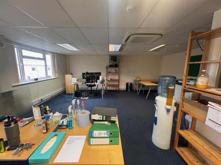 Spacious Industrial Unit with Off-Street Parking in Bristol Photo 3