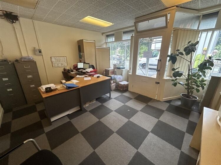 Spacious Terraced Shop/Office with Kitchen and Toilet Available for Rent in Bristol Photo 3