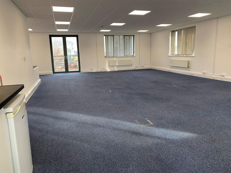 Modern First Floor Office Space with Amenities in Prime Bristol Location Photo 3