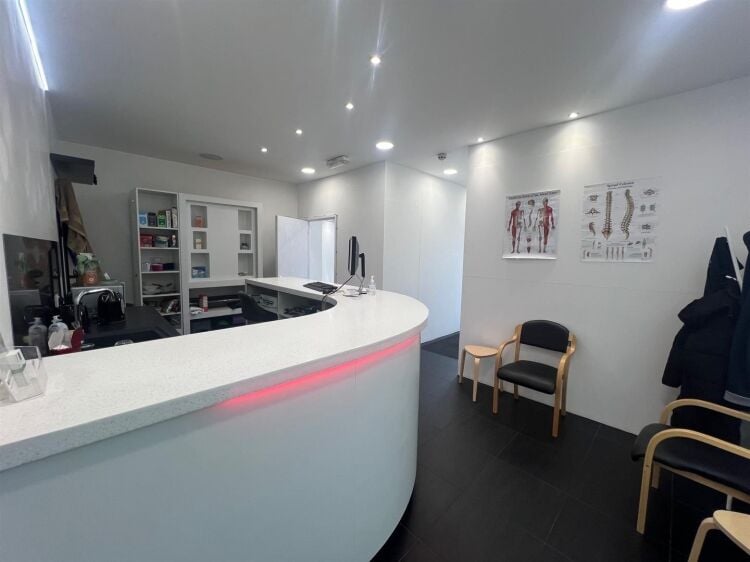 Charming End of Terrace Mixed-Use Property with Shop and Two-Bedroom Flat in Bristol Photo 3