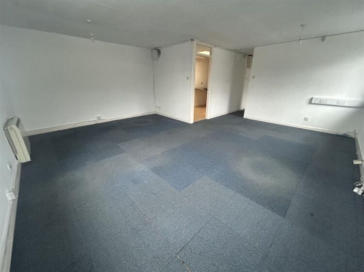 Spacious First Floor Offices with Parking in South Bristol for Rent Photo 3