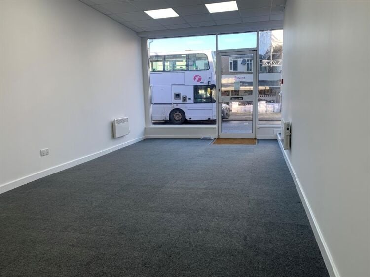 Refurbished Retail Unit in Bristol Offering Versatile 427 sq ft Space Photo 3