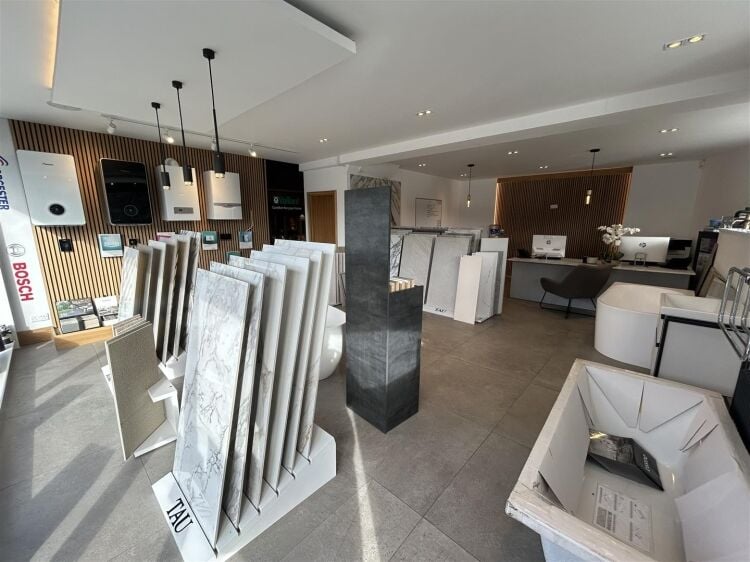 Prime Mixed-Use Property in Bristol with Retail Space and 1-Bedroom Flat for Sale Photo 3