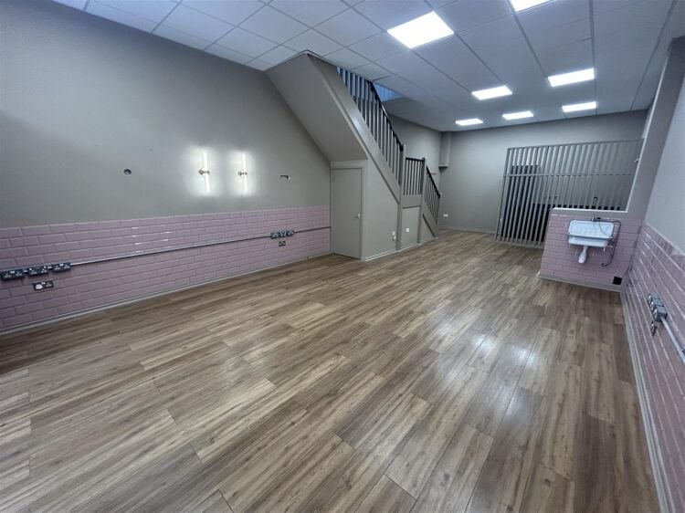 Spacious, Modern Retail Unit in Prime Bristol Location Previously Let as Barbershop Photo 3