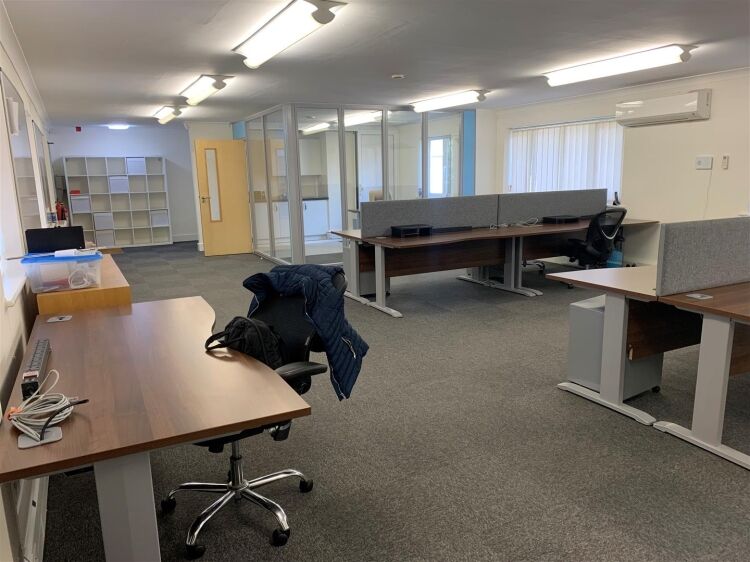 Spacious, Well-Lit Modern Offices for Sale in Almondsbury, Bristol with Ample Parking Photo 3