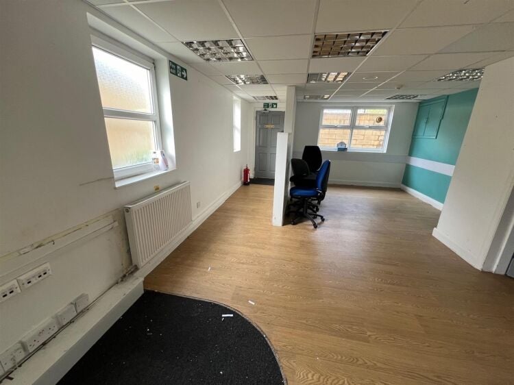 Prime Commercial Property in Bath, Ideal for Medical or Office Use Photo 3