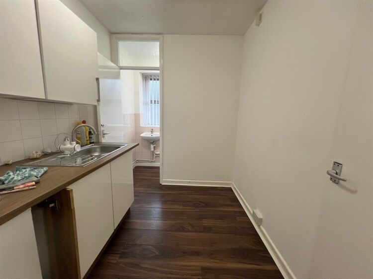 Modern First Floor Commercial Unit for Rent in Bristol, Ideal for Office or Salon Use Photo 3