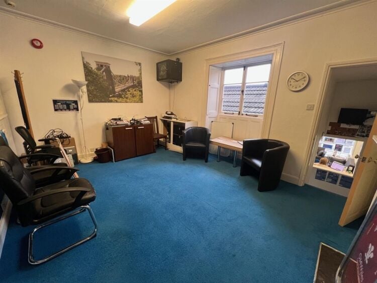 Grade II Mixed-Use Property in Sought-After Clevedon Location, with Retail and Residential Space Photo 3