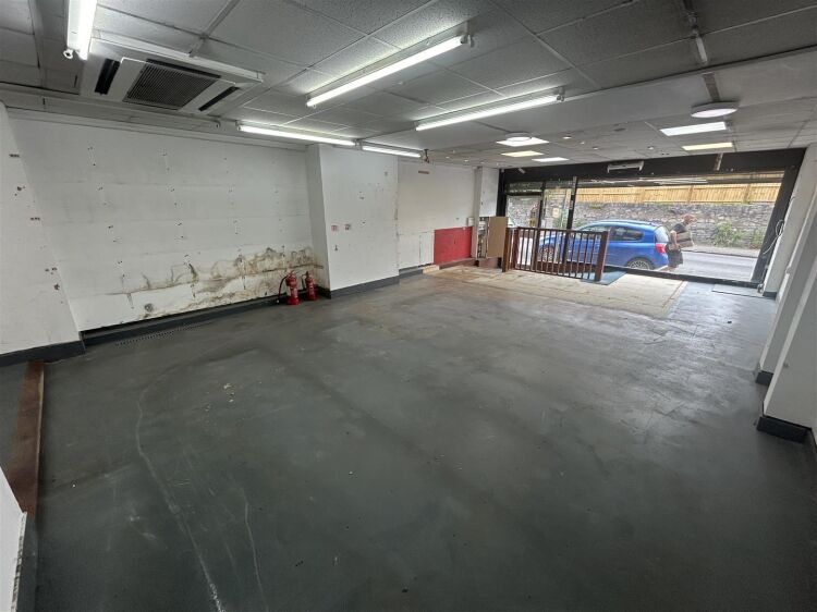 Spacious 1000 ft² Ground Floor Shop with Off-Street Parking to Rent in Bristol Photo 3