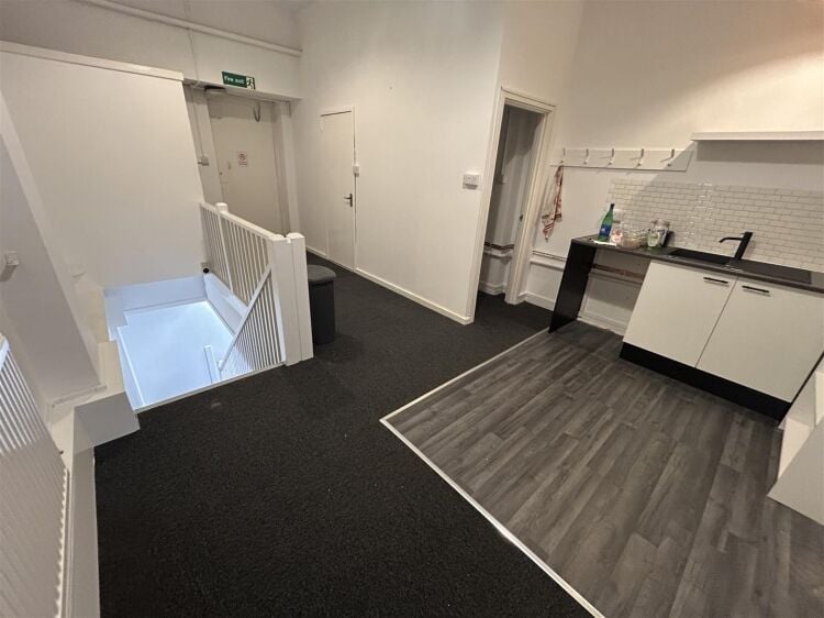 Recently Refurbished Retail Shop in Bristol with Ample Parking Photo 3