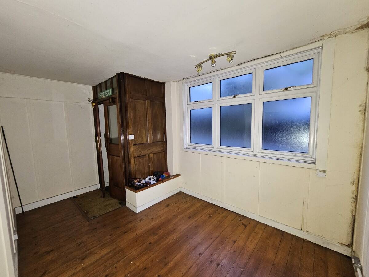 To Rent in Beacon Hill, Hindhead, Class E; retail, office, beauticians, studio etc Photo 3