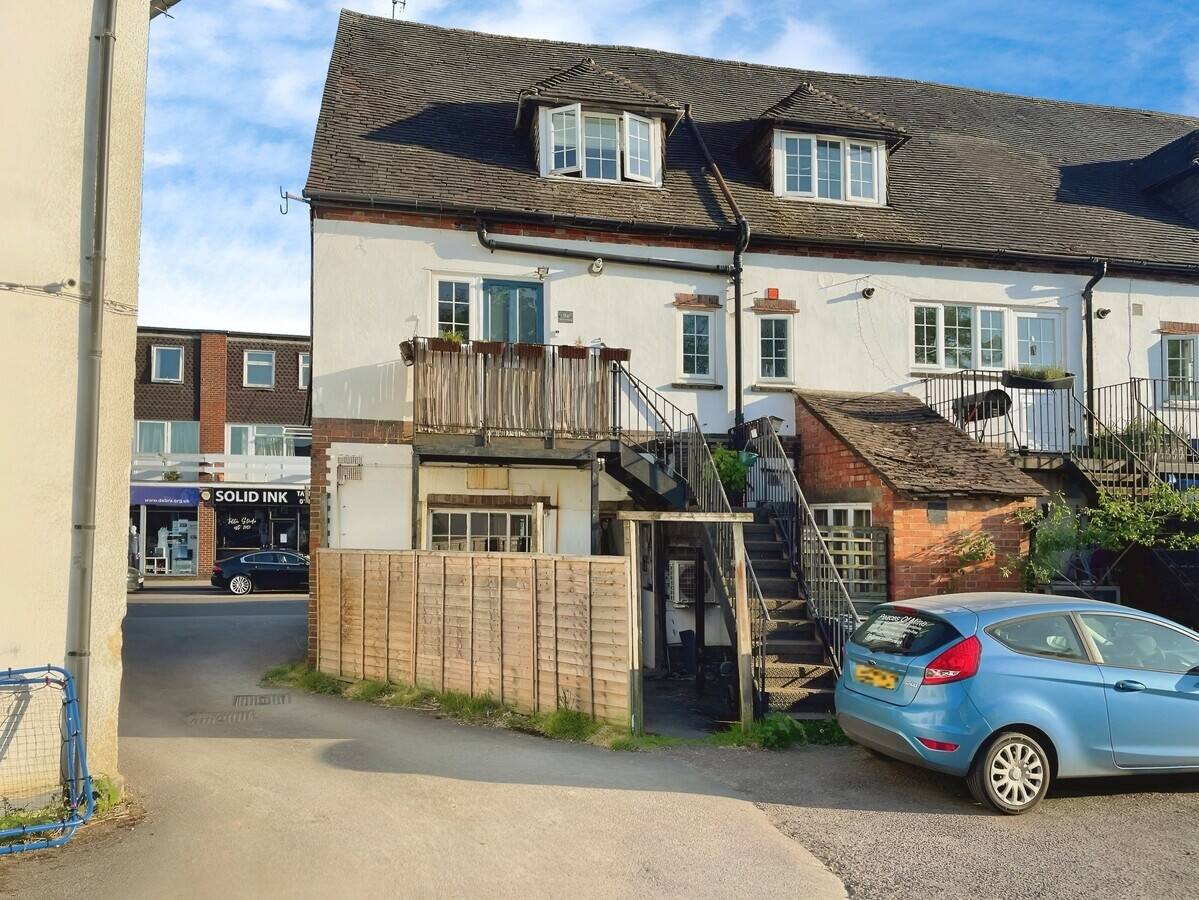 High-Yield, Fully Occupied Semi-Commercial Property in Godalming Surrey for Immediate Income Photo 3