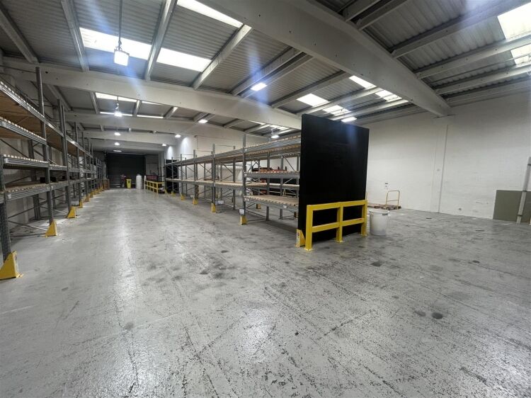 Versatile 6,913 sq ft industrial unit available to rent in vibrant Bristol location Photo 3
