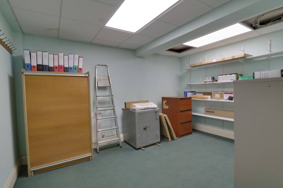 Versatile Ground Floor Shop Office in Prime Southend Location with High Footfall and Great Access Photo 3