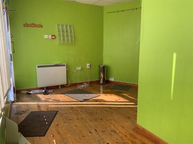 This ground floor retail unit offers approximately 360 sq ft of space and situated on kinsale road in the suburb of whitchurch. the shop would suit a Photo 3