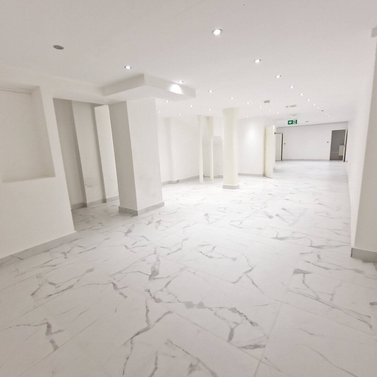 Retail space for sale at 76 Neal Street in Covent Garden, City of London Photo 2