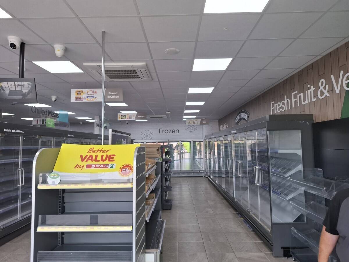 PURPOSE BUILT RETAIL/CONVENIENCE STORE: LINCOLNSHIRE MARKET TOWN Photo 3