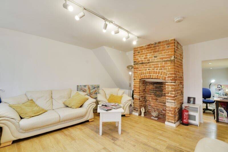 Two-Storey Freehold Commercial Property in Rochford, Essex with 874 sq. ft. of Versatile Space Photo 3