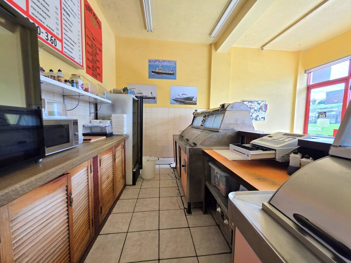 Freehold fish and chip shop with 3-bedroom maisonette in Leigh on Sea Essex Photo 3