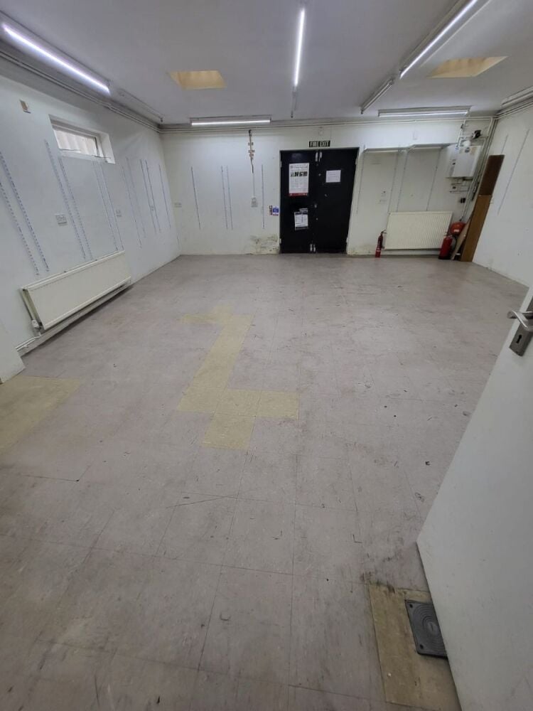 Vacant Lock-Up Shop for Sale in Harrow with 850 sqft and Good Transport Links Photo 3