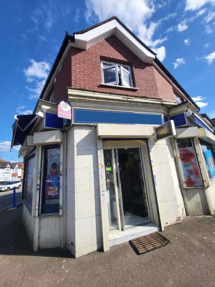 Mixed-use freehold property with 4-bedroom flat in Watford Hertfordshire available for sale Photo 3