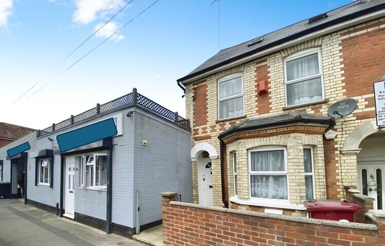 Freehold Mixed-Use Garage and Residential Property in Reading Berkshire Photo 3