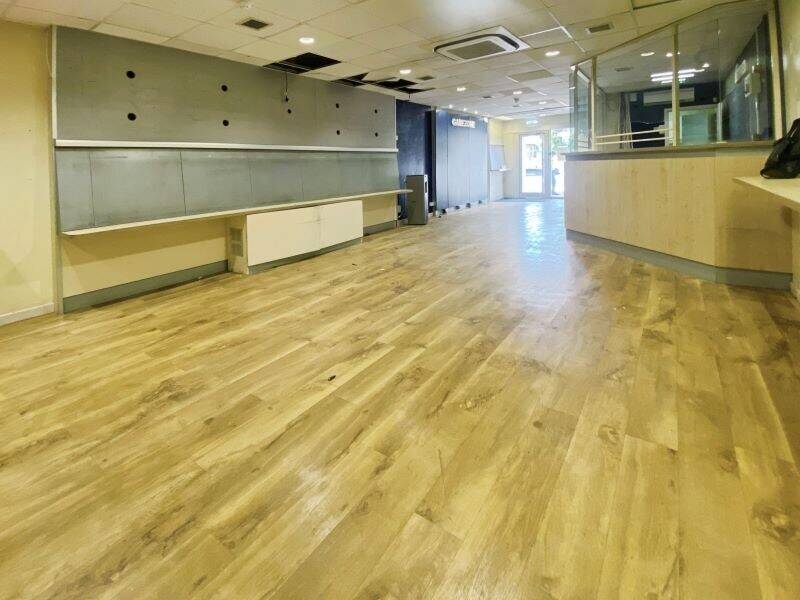 VACANT UNIT TO LET - APPROX 892SQFT - BELL CORNER UPMINSTER - £28,000 PER ANNUM Photo 3
