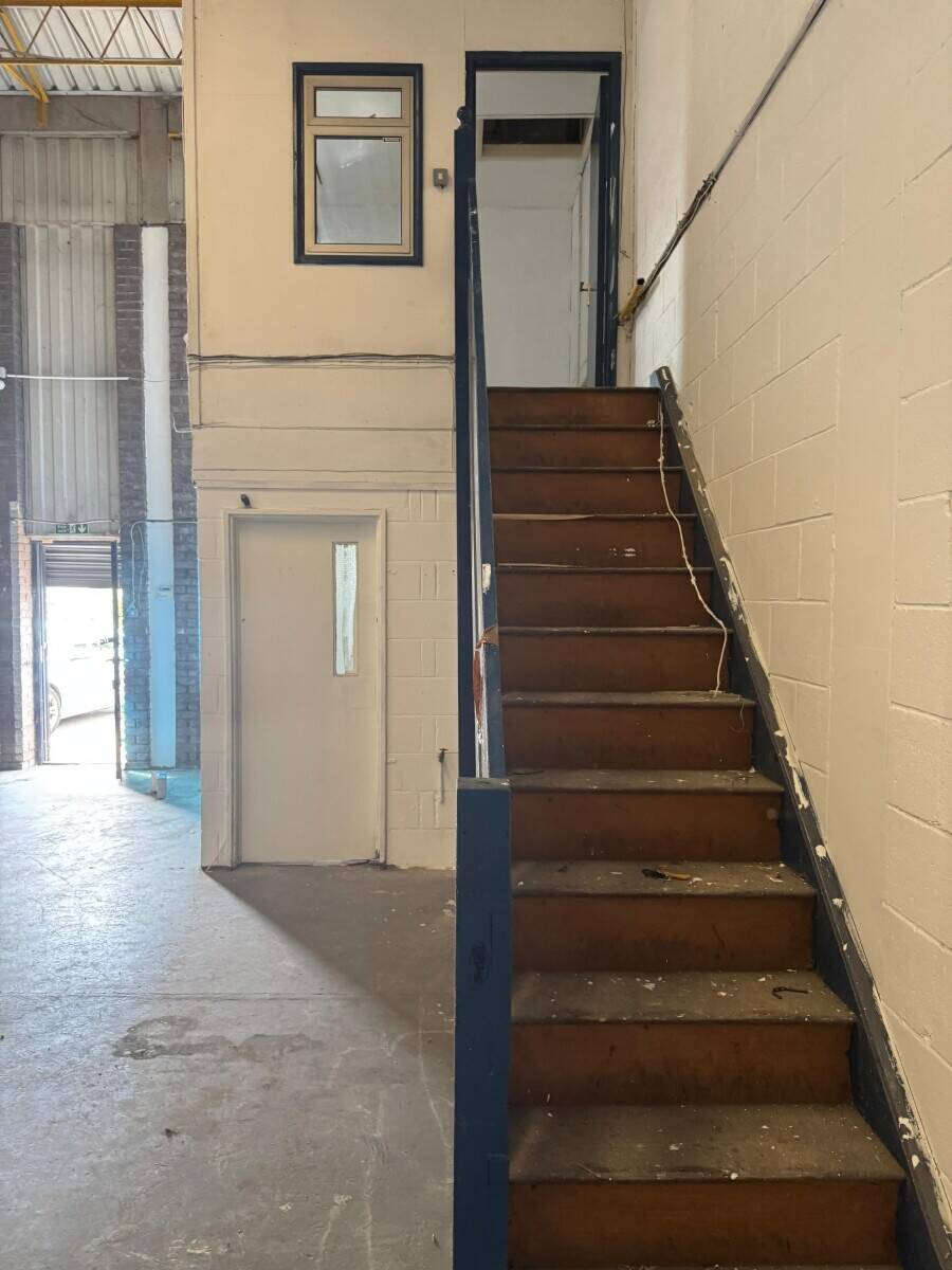 Large  Warehouse To-Let in the prime location of Hayes Photo 3