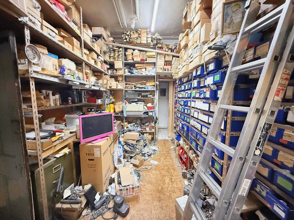 Freehold Semi Commercial Property with 2 Bed Flat for Sale in Acton London Photo 3