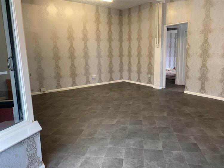 Ground Floor Retail Unit for Sale in Mangotsfield, Bristol, 464 sq ft of Open Plan Space Photo 3
