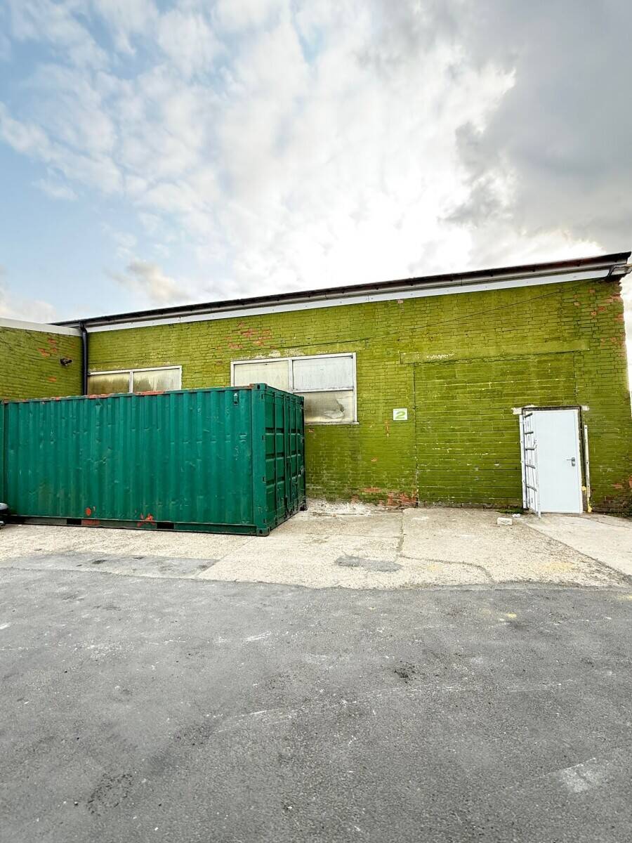 Industrial Unit for Lease in Aylesbury Buckinghamshire with Good Transport Links Photo 3
