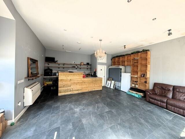 E-CLASS FORMER DELI SHOP TO LET £5,000 PREMIUM and £12,000 PER ANNUM RENT - LEIGH ON SEA V0107E Photo 3