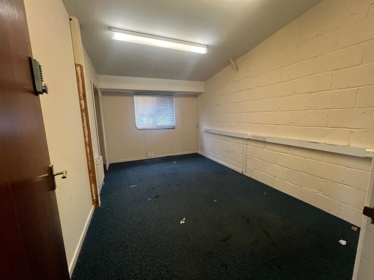 Two-storey workshop and office unit available in Bristol with parking and air conditioning Photo 3