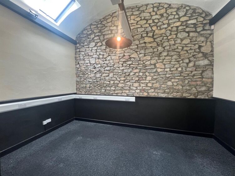 Unique office or studio space in a former chapel located in Bristol with convenient amenities Photo 3