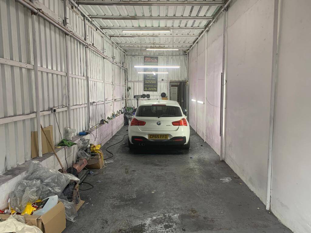 Large garage unit for sale near Ilford High Street in Ilford London Photo 3