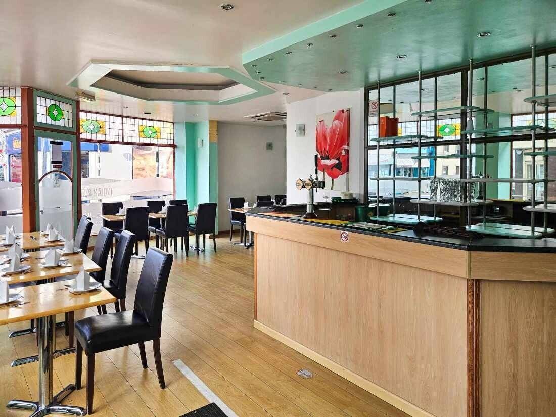 A fantastic corner-positioned restaurant/retail unit To Let Photo 3