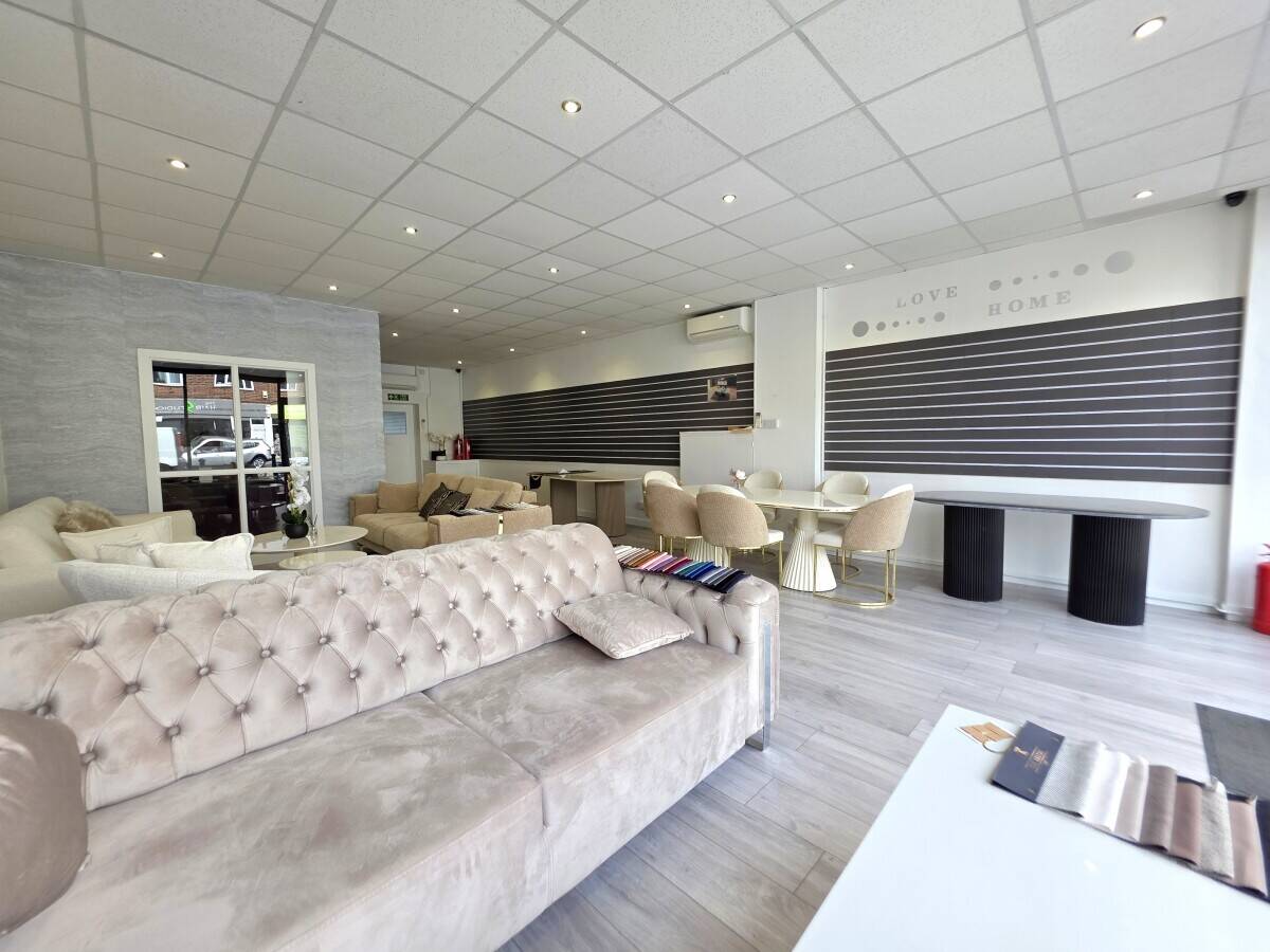 RETAIL SHOP/OFFICE - APPROX 742 SQ. FT. Photo 4