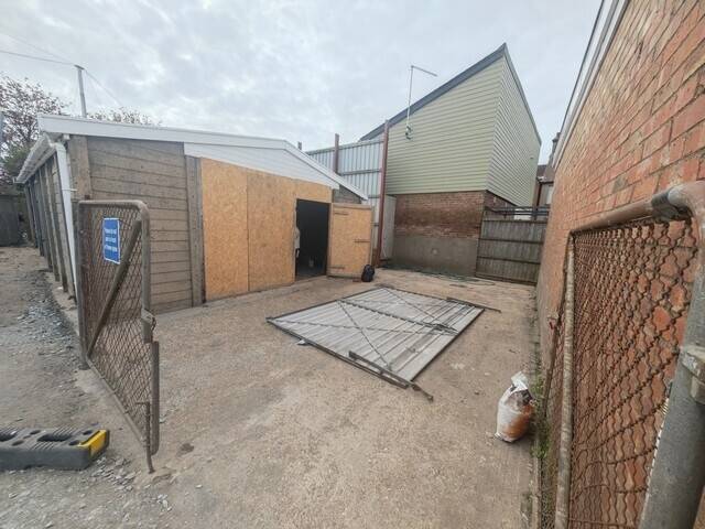 SMALL INDUSTRIAL UNIT WITH YARD AREA TO LET - £9,000 PA – LEASEHOLD - HADLEIGH, ESSEX REF I0108E Photo 3