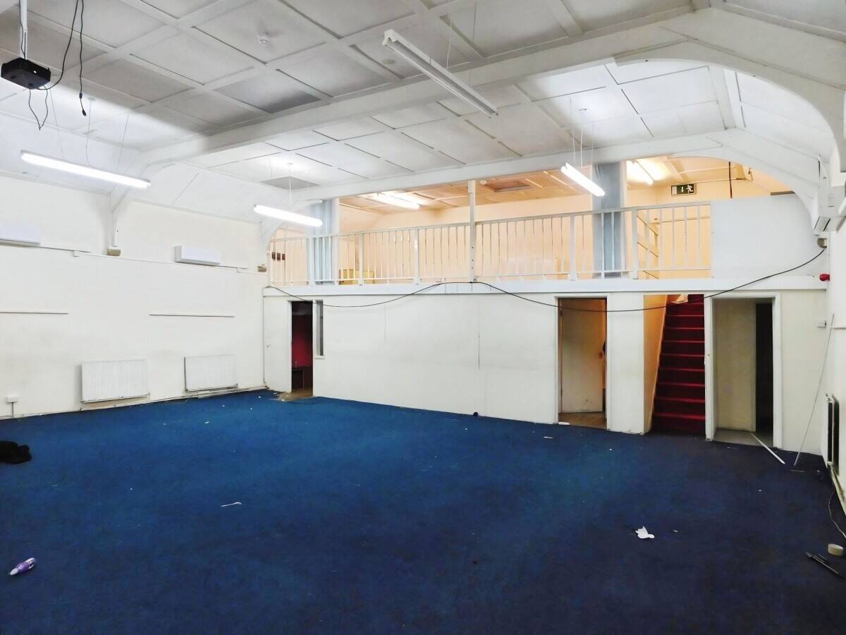 Detached Victorian Hall Available for Short-Term Lease in Reading Berkshire Photo 3
