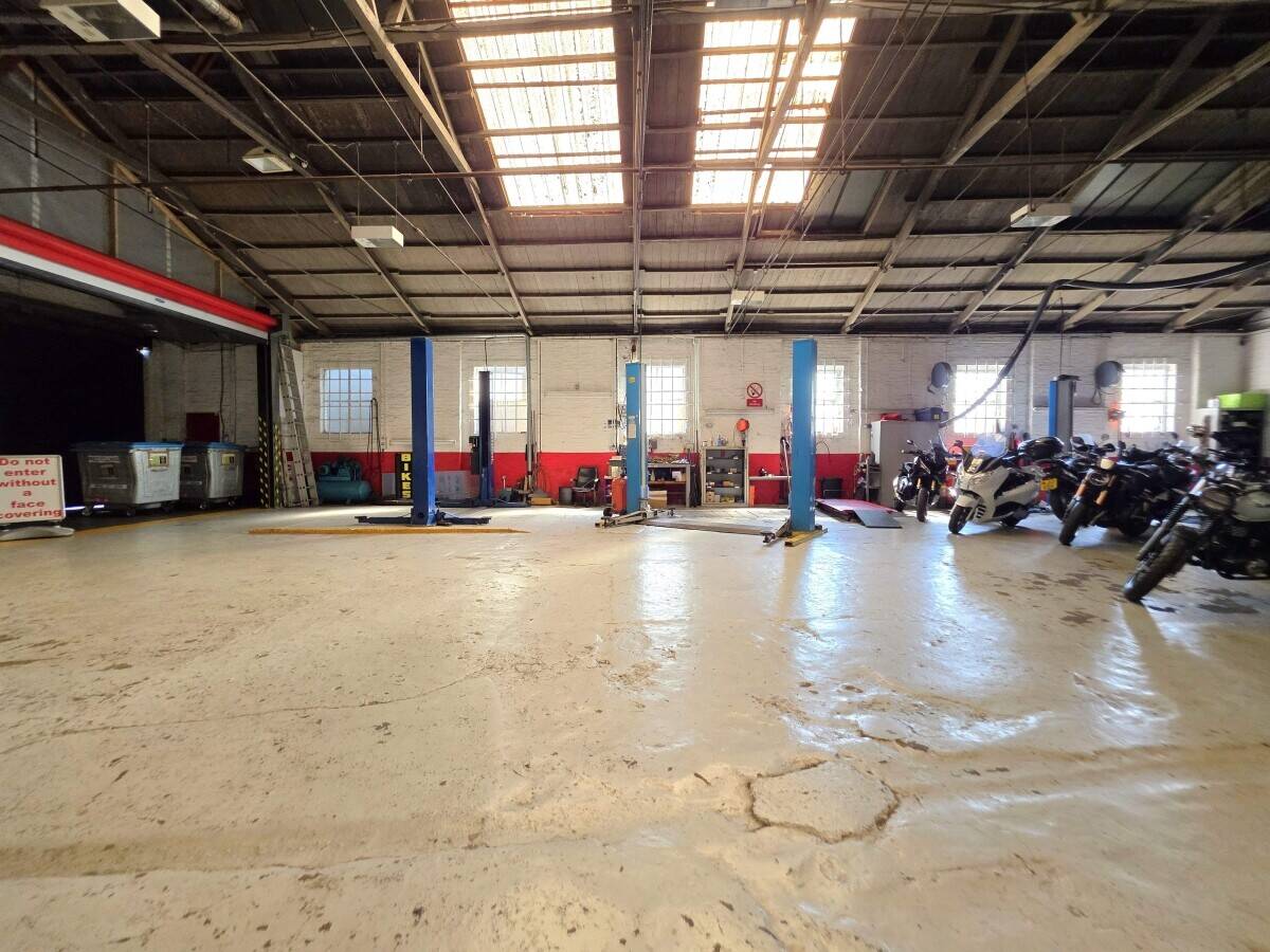 INDUSTRIAL UNIT APPROX. 7,000 SQ. FT. Photo 3
