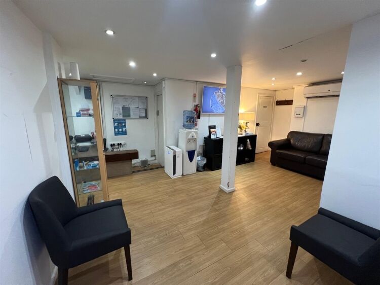 Grade II Listed Commercial Property in Bristol City Centre with Dental Practice Lease Until 2031 Photo 3
