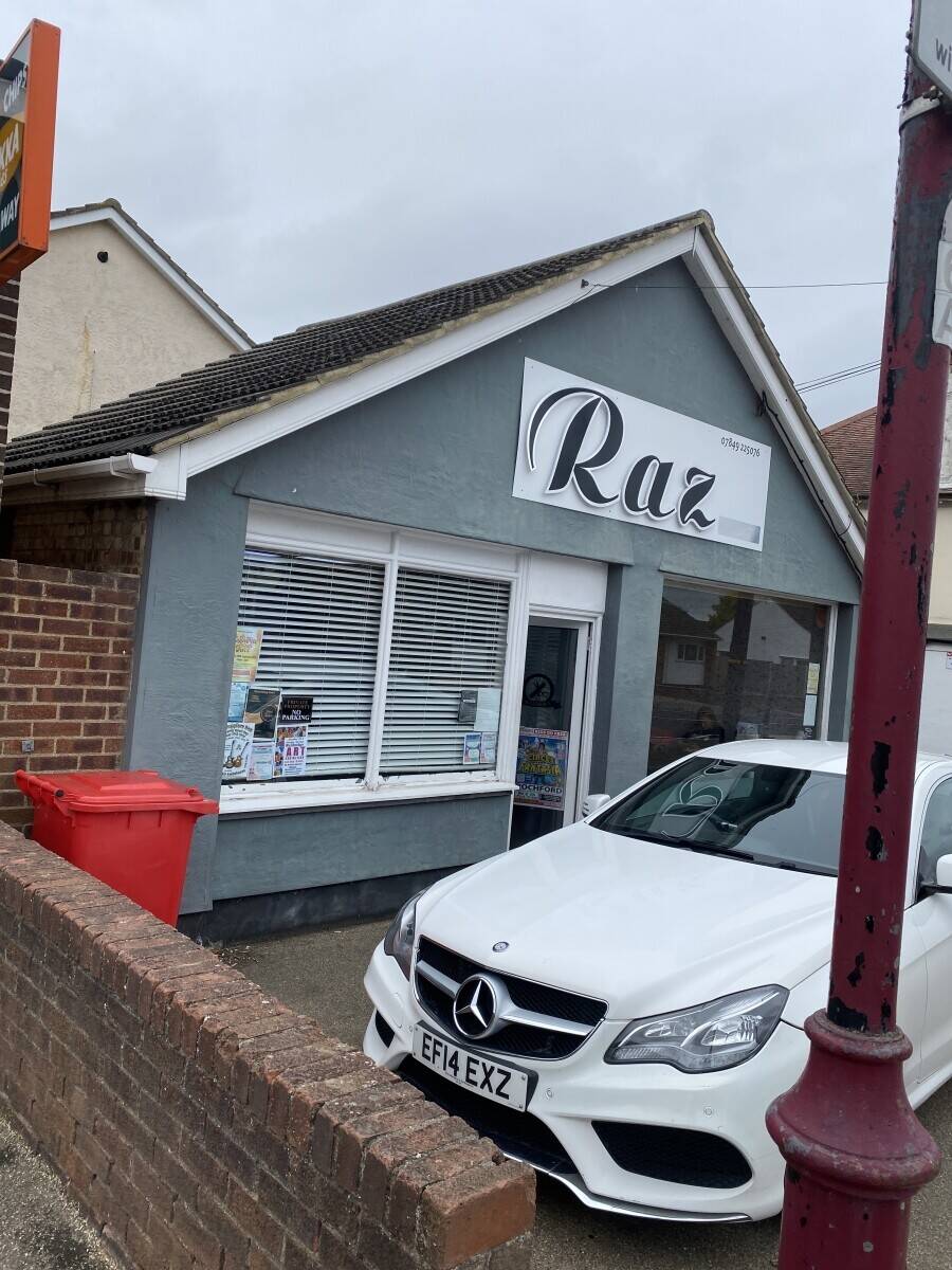 Detached commercial property in Hullbridge Essex with development potential and parking spaces Photo 4