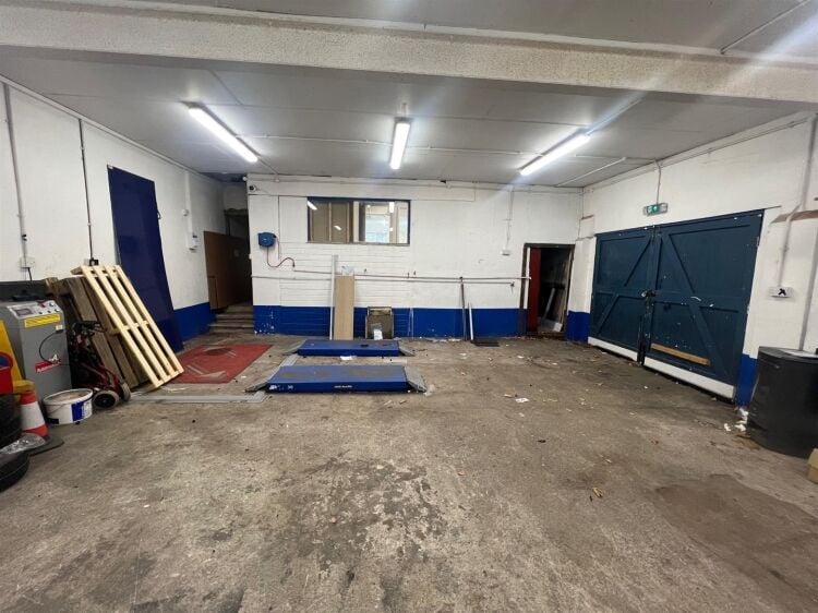 Mixed-use property in Bristol with ground floor shop, workshop, and 2-bedroom flat above Photo 3