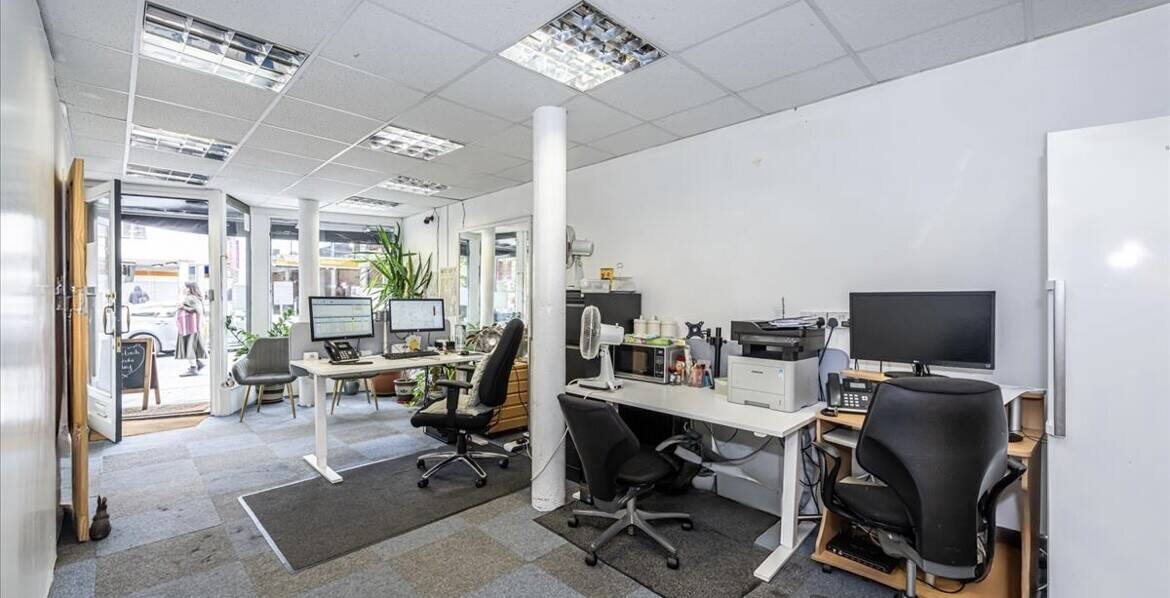 Leasehold corner unit for sale in West Hampstead London with a 15-year lease available Photo 3