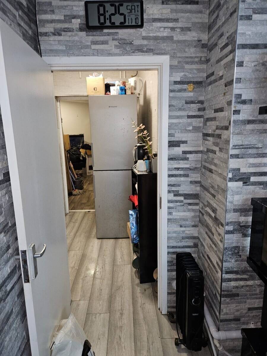 Barbershop, Beauty Room, and Food Shop for Sale in Mitcham London Photo 3