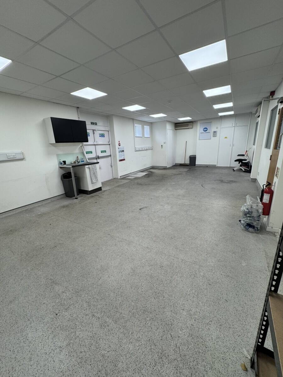 Modern Two-Floor Office Space With Storage in Potters Bar Hertfordshire Near the Station Photo 3